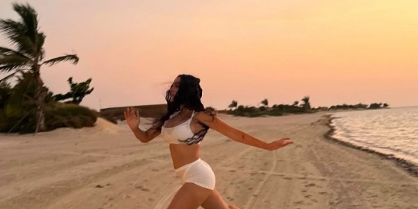 开云官网-大秀好身材！乔治娜社媒晒照，在红海海边奔跑