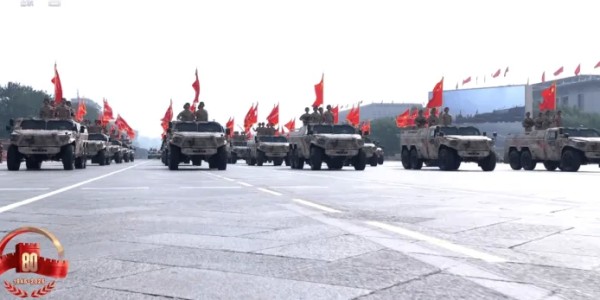 看阅兵，追《归队》，梦幻联动了！