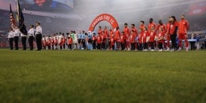 开云官网-美职联芝加哥火焰vs辛辛那提FC赛前，两队列队向布彭扎默哀悼念