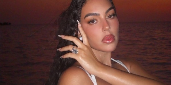 开云官网-大秀好身材！乔治娜社媒晒照，在红海海边奔跑