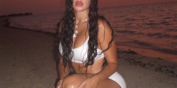 开云官网-大秀好身材！乔治娜社媒晒照，在红海海边奔跑