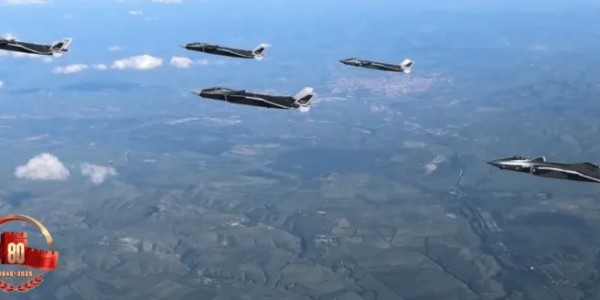 看阅兵，追《归队》，梦幻联动了！