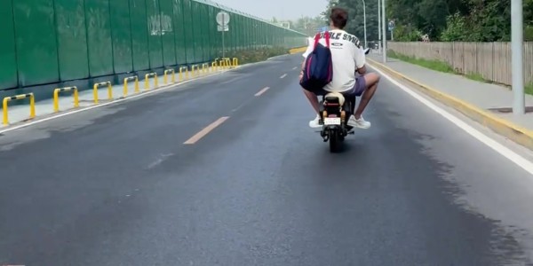 开云官网-周琦骑电动车送子上学 身高腿长引关注