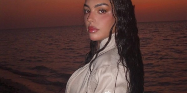 开云官网-大秀好身材！乔治娜社媒晒照，在红海海边奔跑