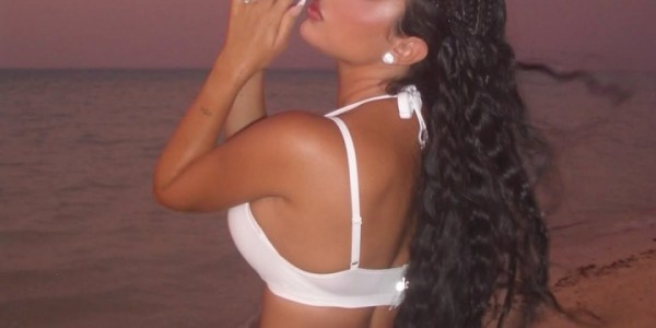 开云官网-大秀好身材！乔治娜社媒晒照，在红海海边奔跑