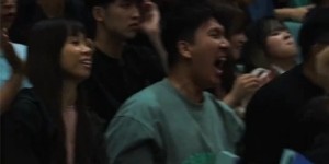 克罗斯接董健助攻完成双手暴扣引爆全场！观众尖叫欢呼海啸般袭来